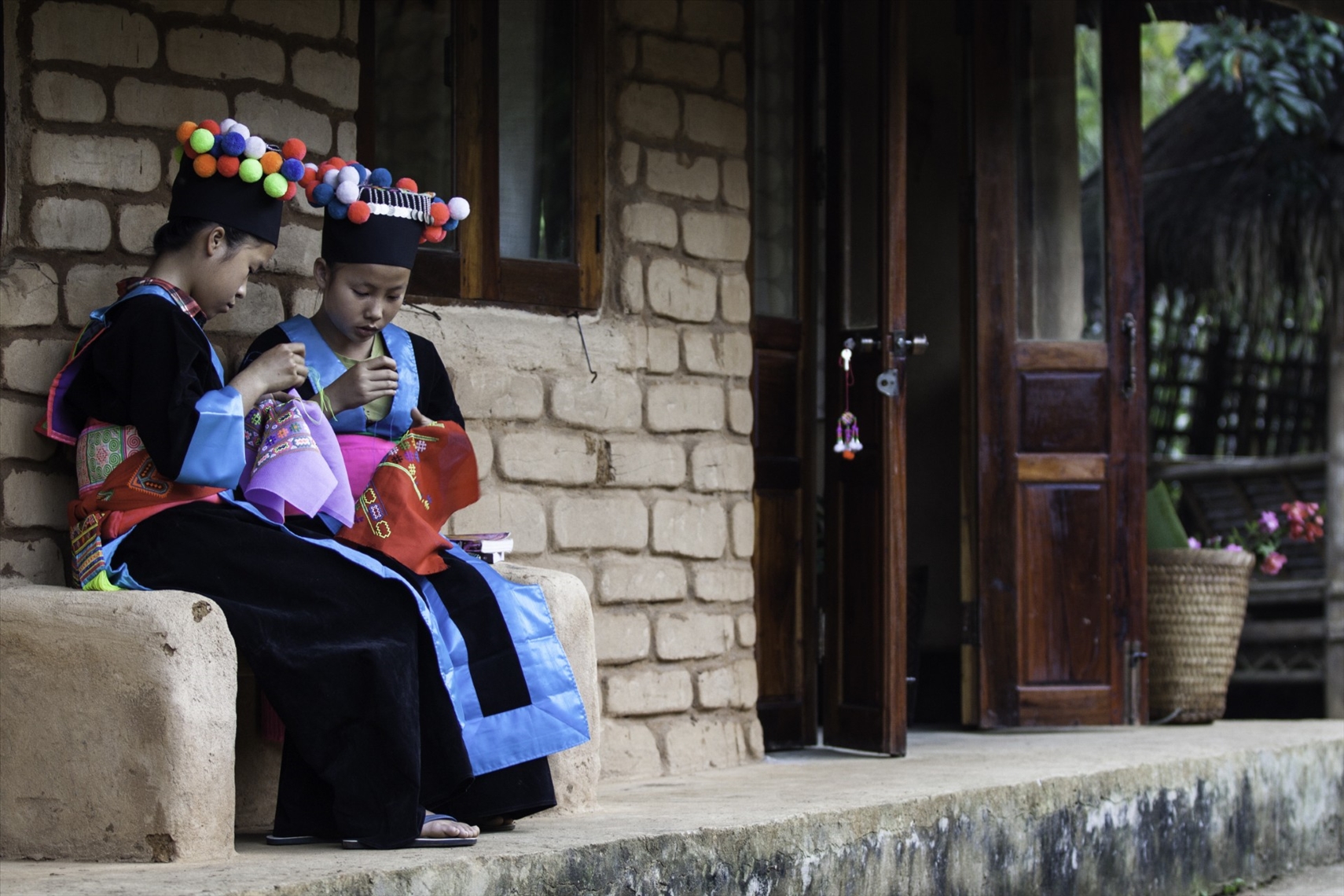 Hmong Mädchen bei der Handarbeit